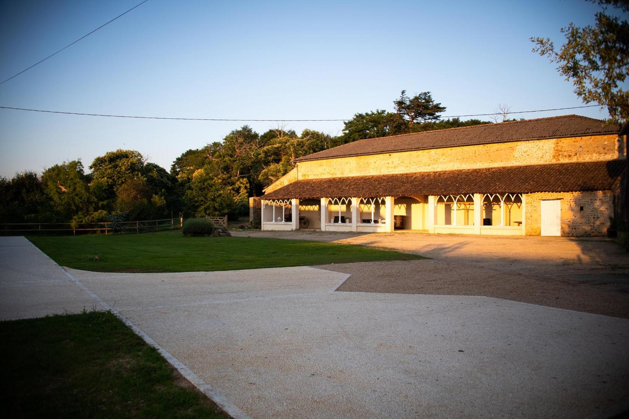 Domaine De La Briouse Bed & Breakfast Sanxay Exterior photo